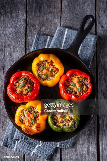 peperoni ripieni - ripieno foto e immagini stock