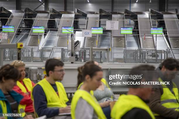 Illustration picture shows a new parcel sorting machine in action at the 'Antwerpen X' sorting center of Belgian postal company Bpost on Thursday 02...