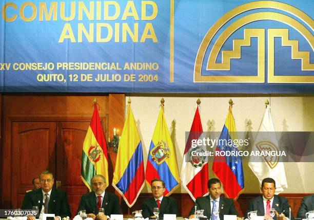 Alan Wagner secretario general de la Comunidad Andina, junto a los presidentes Carlos Mesa de Bolivia , Alvaro Uribe de Colombia, Lucio Gutierrez de...