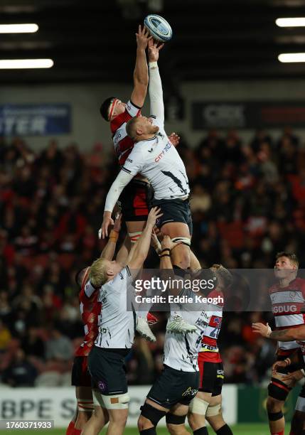 Freddie Thomas of Gloucester Rugby challenges Nick Isiekwe of Saracens in a lineout during the Gallagher Premiership Rugby match between Gloucester...