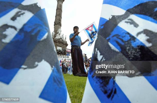 Un joven agitando una bandera de Cuba participa de una manifestación en apoyo al pueblo de cubano por unas de las principales calles de la ciudad de...