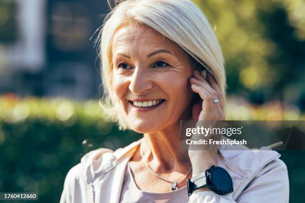 portrait of a happy senior woman - slank stockfoto's en -beelden