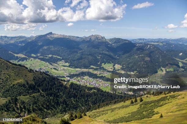 view from the fellhorngrat ridge hiking trail to riezlern, kleinwalsertal, behind hoher ifen, fellhorn, oberstdorf, oberallgaeu, allgaeu alps, allgaeu, bavaria, germany - riezlern imagens e fotografias de stock