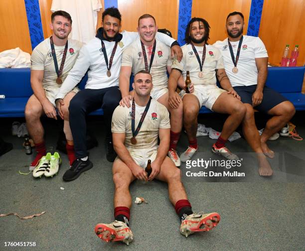 Tom Curry, Courtney Lawes, Sam Underhill, Lewis Ludlam, Billy Vunipola and Ben Earl of England pose for a photo inside the England dressing room...