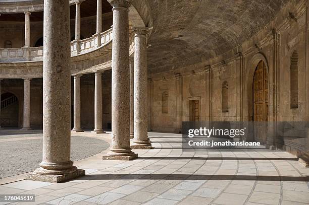 architectural photo showing alhambra columns, granada, spain - palace interior stockfoto's en -beelden