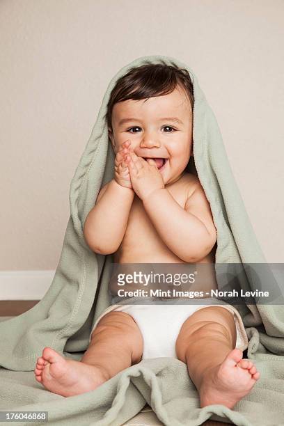 un jeune de 8 mois de bébé garçon portant des couches de tissu - ethnies du moyen orient photos et images de collection