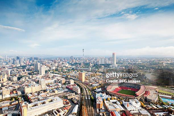 skyline von johannesburg mit ellis park stadium, gauteng - johannesbourg stock-fotos und bilder