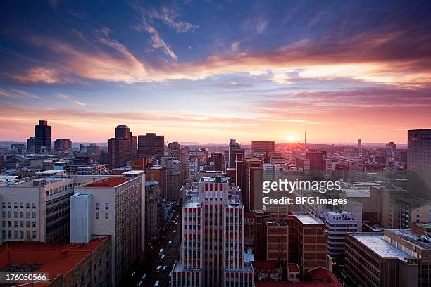 skyline of johannesburg city center, johannesburg, gauteng province, south africa - johannesburg stockfoto's en -beelden