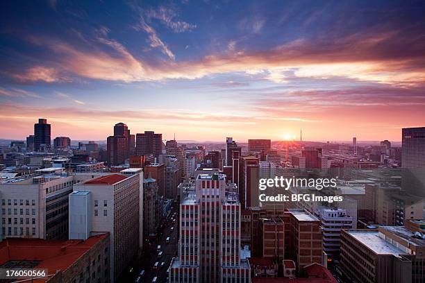 skyline do centro da cidade de joanesburgo, em joanesburgo, província de gauteng, áfrica do sul - joanesburgo imagens e fotografias de stock