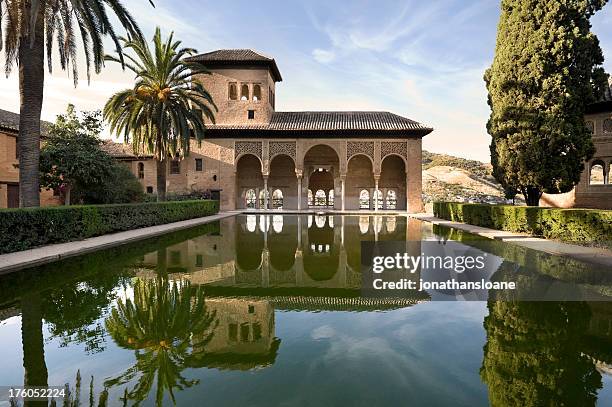 con perfetto riflesso del palazzo dell'alhambra a granada, spagna - alhambra foto e immagini stock