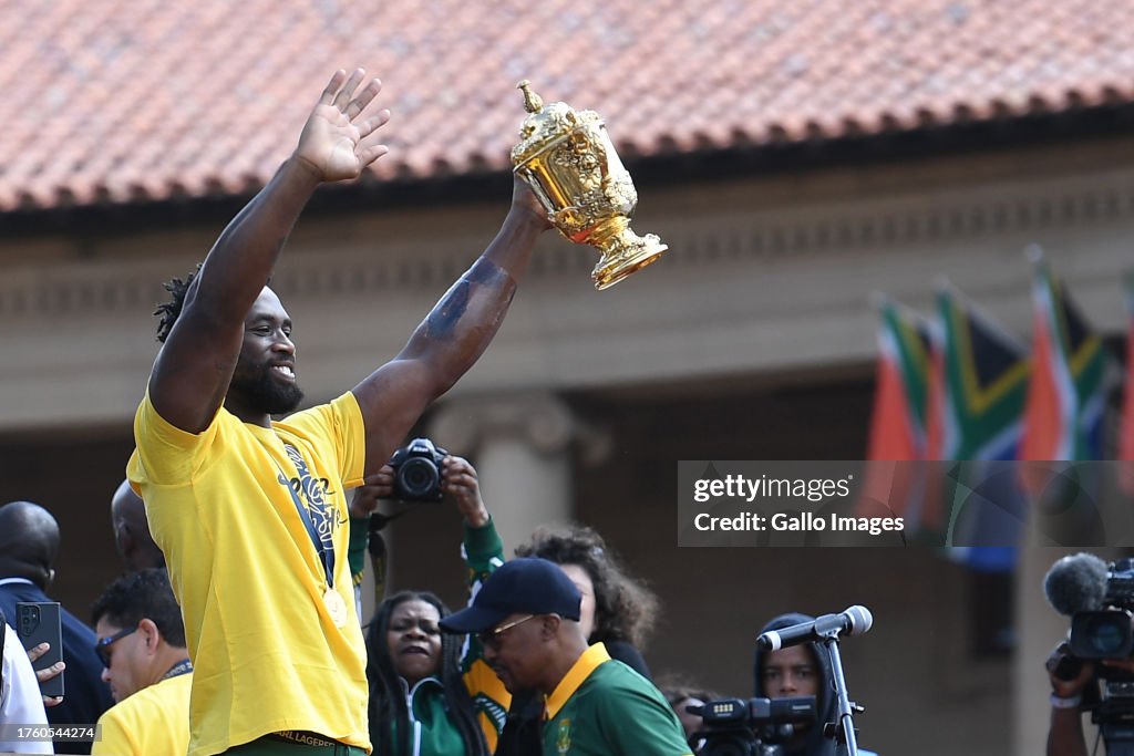 Springboks captain Siya Kolisi holds the trophy during the Rugby ...