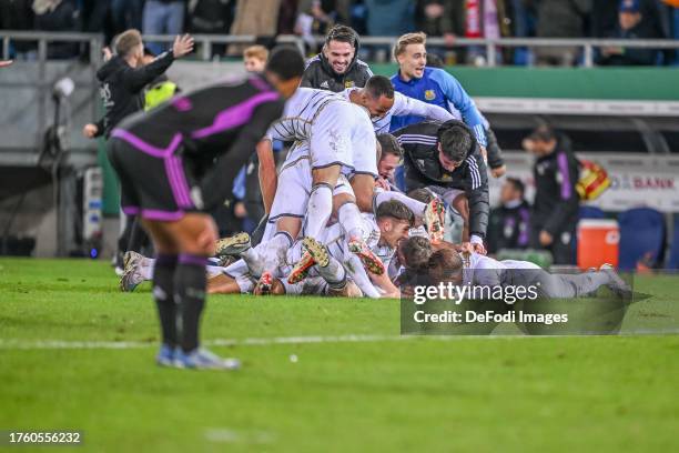 Final celebration after the victory after the DFB cup second round match between 1. FC Saarbrücken and FC Bayern München at Ludwigsparkstadion on...