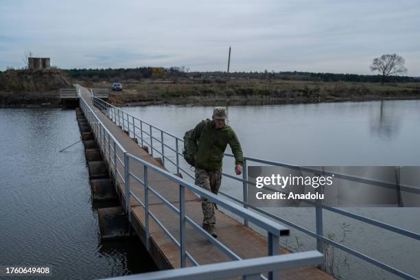 Ukrainian soldier walks across the bridge over the Ingulets River in the villages of Snigurivka, Mykolaiv Oblast, Ukraine on November 02, 2023....