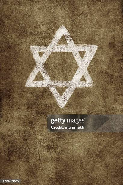 ilustraciones, imágenes clip art, dibujos animados e iconos de stock de pintado star of david on viejo con textura de pared - estrella de david