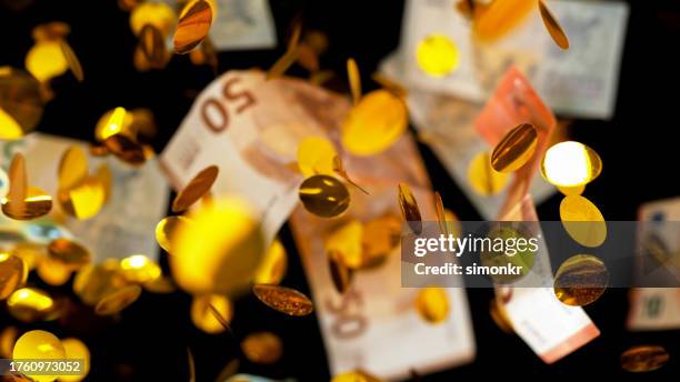 banknoten und goldmünzen fallen - jackpot stock-fotos und bilder