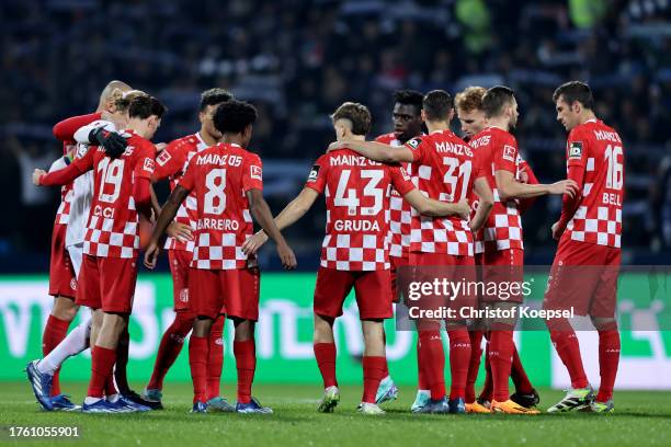 The team of Mainz comes together during the Bundesliga match between VfL Bochum 1848 and 1. FSV Mainz 05 at Vonovia Ruhrstadion on October 27, 2023...