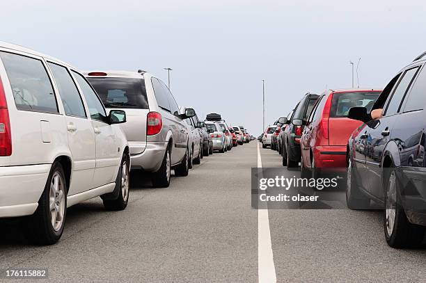 carriles de cola de automóviles - embotellamiento fotografías e imágenes de stock