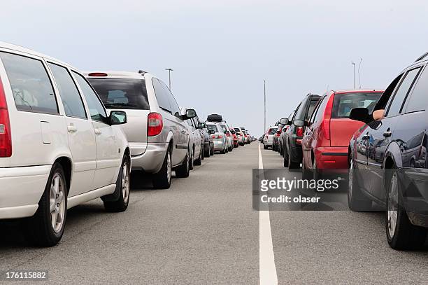 lanes of queuing cars - busy street stockfoto's en -beelden