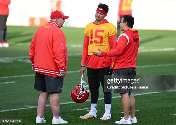 November 2023, Hesse, Frankfurt/Main: American Football: NFL, Before the season game Kansas City Chiefs - Miami Dolphins, Chiefs training. Head coach...