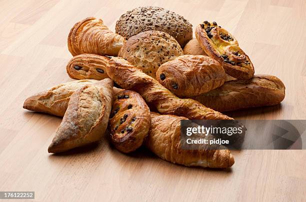 croissants, baguette, plundergebäck, pain au chocola und brötchen xxxl - süßes brot stock-fotos und bilder