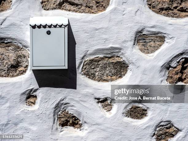 personal mailbox on the wall of a stone wall. - ranhura para correio imagens e fotografias de stock