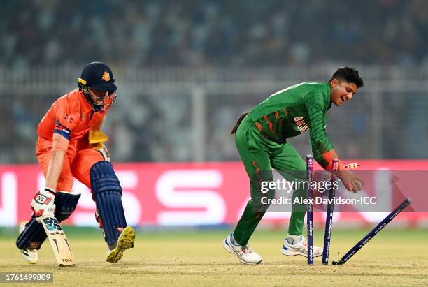 Mehidy Hassan Miraz of Bangladesh attempts to run out Sybrand Engelbrecht of the Netherlands during the ICC Men's Cricket World Cup India 2023 Group...