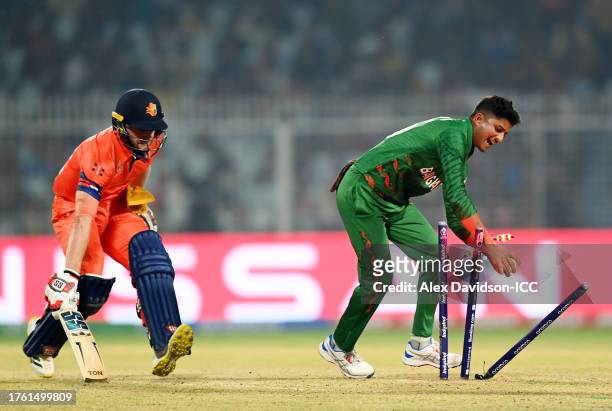 Mehidy Hassan Miraz of Bangladesh attempts to run out Sybrand Engelbrecht of the Netherlands during the ICC Men's Cricket World Cup India 2023 Group...