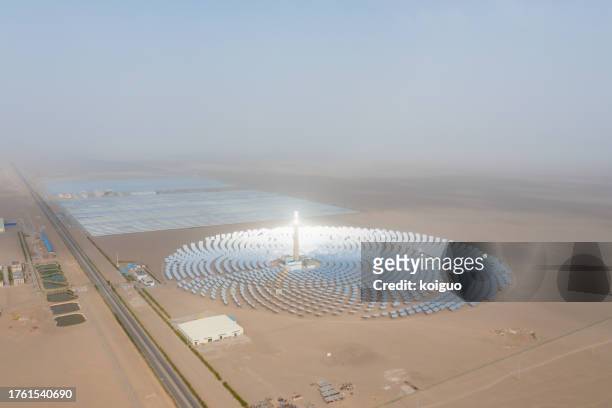 aerial view of molten salt tower solar thermal power station - 大砂嵐 ストックフォトと画像