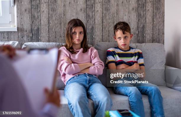 brother and sister at an interview with a psychologist - patients brothers 個照片及圖片檔