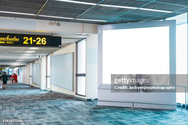 blank billboard at airport - terminal aéroportuaire photos et images de collection