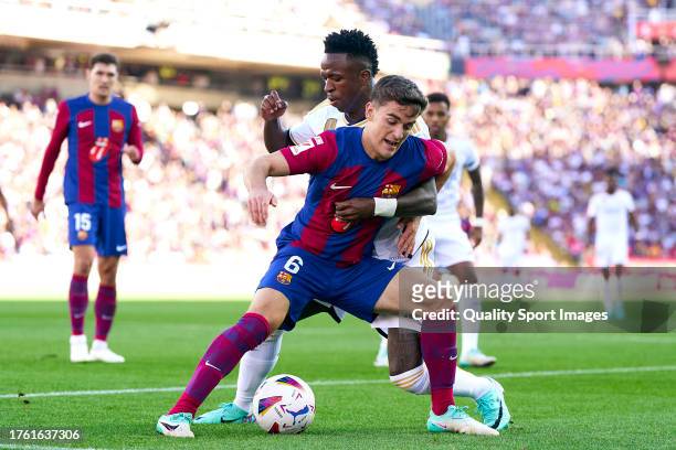 Pablo Paez 'Gavi' of FC Barcelona competes for the ball with Vinicius Junior of Real Madrid during the LaLiga EA Sports match between FC Barcelona...