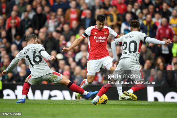 Gabriel Martinelli of Arsenal on the ball whilst under pressure from Oliver Norwood and Jayden Bogle of Sheffield United during the Premier League...