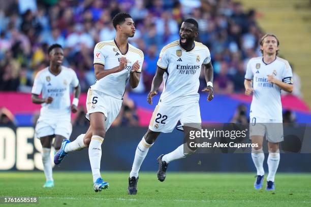 Jude Bellingham of Real Madrid celebrates after scoring the team's first goal to equalise during the LaLiga EA Sports match between FC Barcelona and...