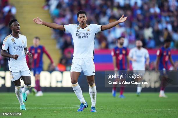 Jude Bellingham of Real Madrid celebrates after scoring the team's first goal to equalise during the LaLiga EA Sports match between FC Barcelona and...