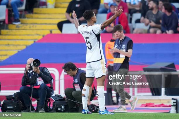 Jude Bellingham of Real Madrid celebrates after scoring the team's second goal during the LaLiga EA Sports match between FC Barcelona and Real Madrid...