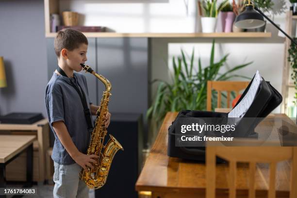 ragazzo che suona il sassofono - sassofono foto e immagini stock