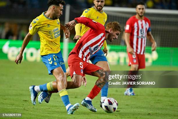 Las Palmas' Moroccan forward Munir El Haddadi vies with Atletico Madrid's Argentinian midfielder Rodrigo De Paul during the Spanish league football...