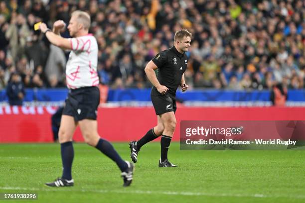 Sam Cane of New Zealand leaves the field after receiving a yellow card from Referee Wayne Barnes, as a 8-Minute window for a TMO Bunker Review begins...