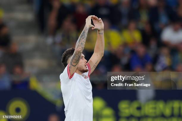 Lucas Ocampos of Sevilla FC celebrates after scoring the team's first goal during the LaLiga EA Sports match between Cadiz CF and Sevilla FC at...