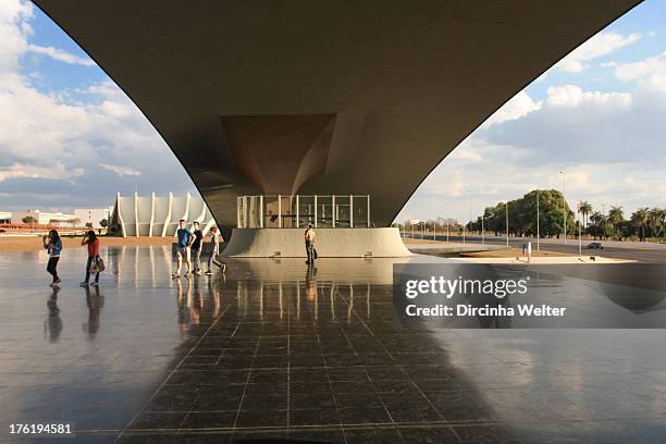 Enorme estrutura em concreto é uma concha que simboliza o punho da espada de Duque de Caxias. Projeto de Oscar Niemeyer. A concha acústica do Quartel...