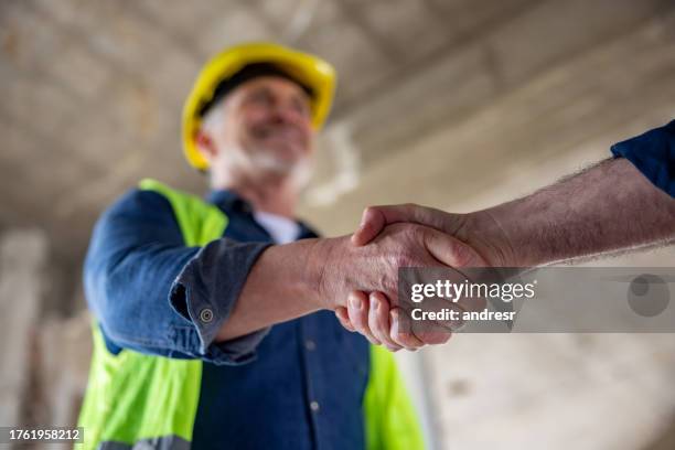 close-up on a project manager handshaking a client - trabalhador manual imagens e fotografias de stock