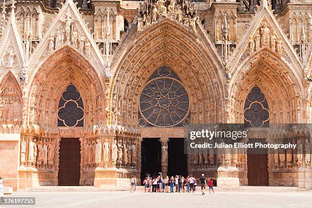 the west facade of notre dame de reims cathedral. - tympanon stock-fotos und bilder