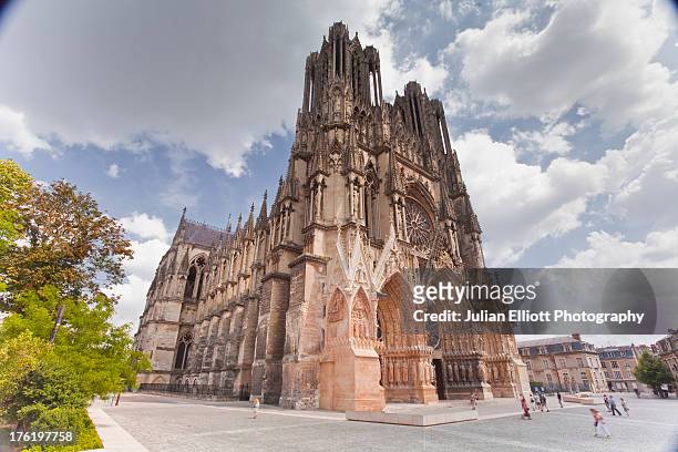 notre dame de reims cathedral. - reims stock pictures, royalty-free photos & images