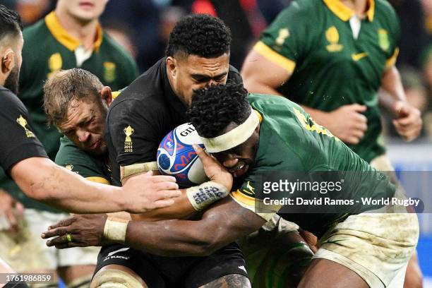 Siya Kolisi of South Africa commits a high tackle with head contact on Ardie Savea of New Zealand during the Rugby World Cup Final match between New...