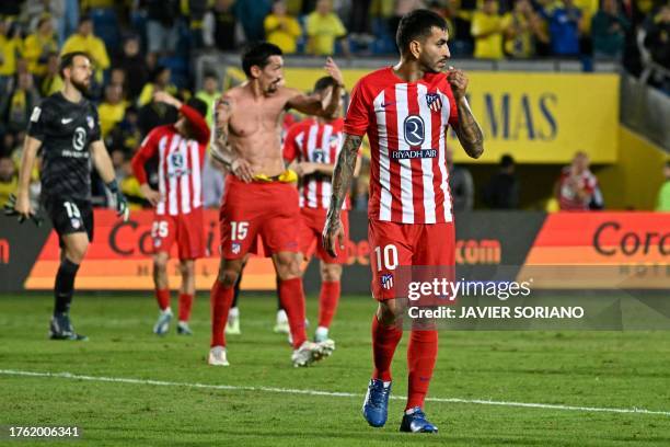 Atletico Madrid's Argentinian forward Angel Correa and teammates react to their defeat at the end of the Spanish league football match between UD Las...