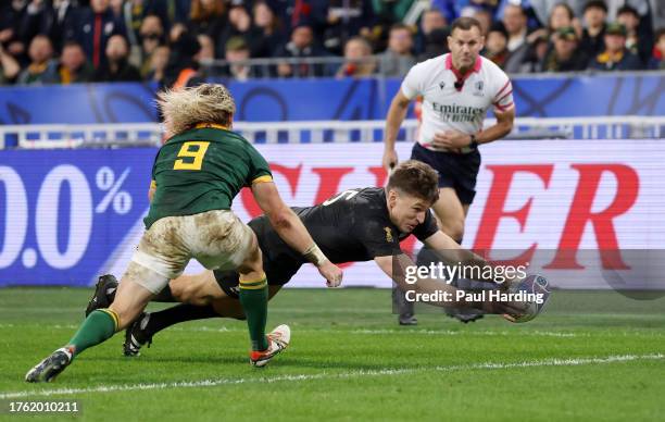 Beauden Barrett of New Zealand scores the team's first try during the Rugby World Cup France 2023 Gold Final match between New Zealand and South...