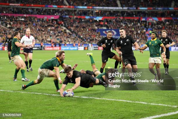 Beauden Barrett of New Zealand scores his team's first try during the Rugby World Cup Final match between New Zealand and South Africa at Stade de...