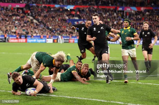 Beauden Barrett of New Zealand scores his team's first try during the Rugby World Cup Final match between New Zealand and South Africa at Stade de...