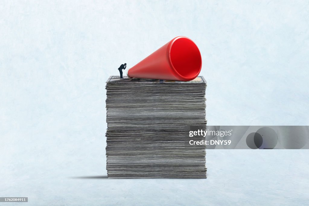 Megafone na pilha de dinheiro