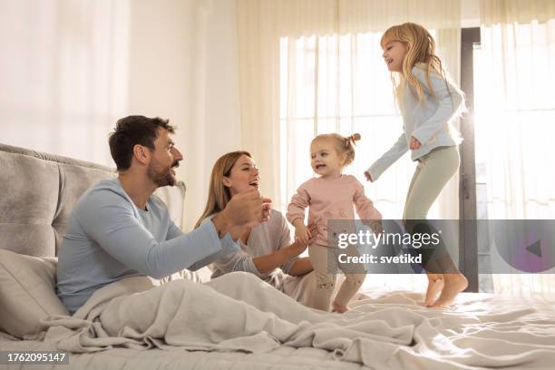 le nostre mattine - famiglia a casa foto e immagini stock